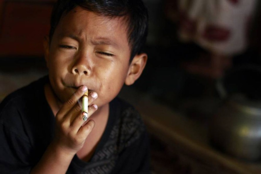 Dihan Awalidan nghiện thuốc lá từ lúc 3 tuổi. Ảnh: Barcroft