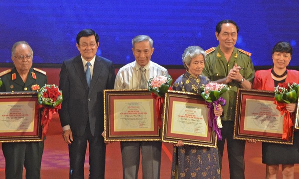 Chủ tịch nước Trương Tấn Sang và Đại tướng Trần Đại Quang, Bộ trưởng Bộ Công an, trao giải cho các tác giả.