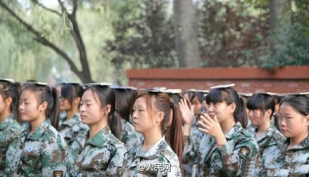 Mới đây, những hình ảnh của một khóa huấn luyện quân sự vô cùng kì lạ đã được lan truyền rộng rãi trên mạng xã hội Weibo ở Trung Quốc. 