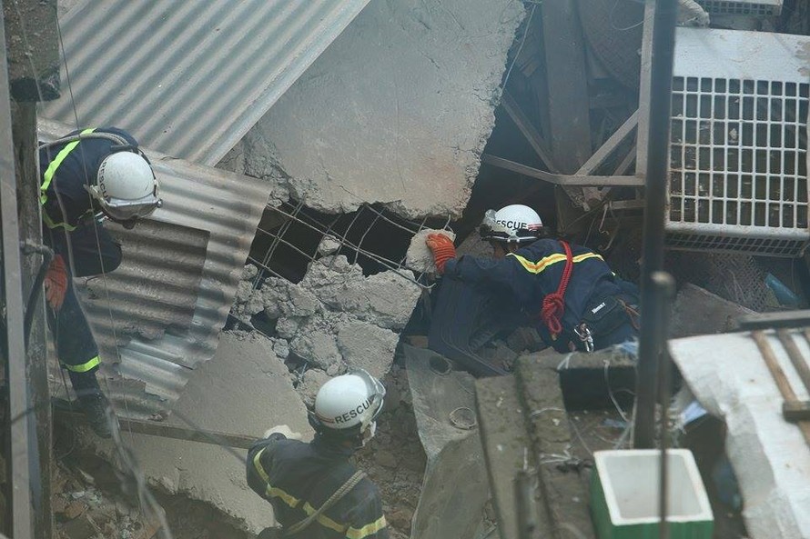 Sập nhà cũ ở Hà Nội, hai người tử vong dưới đống đổ nát