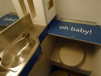 Nhà vệ sinh trong máy bay, nơi cô tiếp viên này thường chọn để "đi khách". Ảnh minh họa