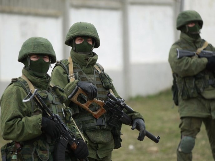 Binh lính mặc quân phục không phù hiệu, được cho là lính Nga, xuất hiện ở miền đông Ukraine hồi năm 2014 - Ảnh: Reuters/Thanh niên