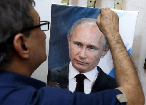 Họa sĩ người Iraq Mohammed Karim Nihaya đang hoàn thành bức tranh Tổng thống Nga Vladimir Putin tại phòng vẽ ở thủ đô Baghdad ngày 7/10. Ảnh: AFP. 