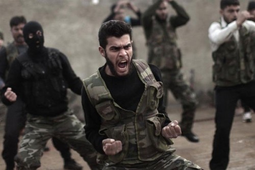 Phe nổi dậy tham gia buổi huấn luyện gần tỉnh Idlib, Syria hồi năm 2012. Ảnh: AP