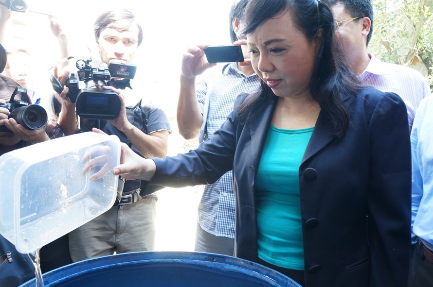Bộ trưởng Nguyễn Thị Kim Tiến đang kiểm tra sốt xuất huyết tại nhà của người dân ở TX Thuận An, tỉnh Bình Dương. Ảnh Hữu Huy