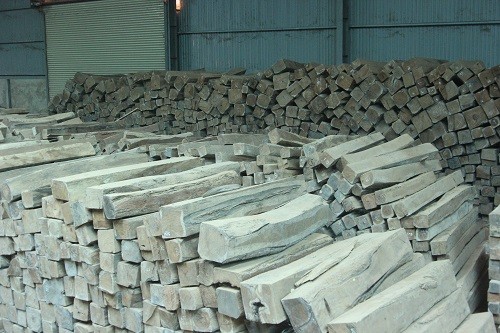 Do biến động thị trường không bán được hàng nên hàng vạn khối gỗ đang lưu kho tại nhiều doanh nghiệp ở Hương Khê. 