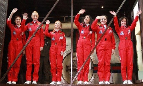 Sáu nữ phi hành gia trẻ xinh đẹp vẫy chào trước khi bước vào chuyến bay mô phỏng. Ảnh: newsapi.