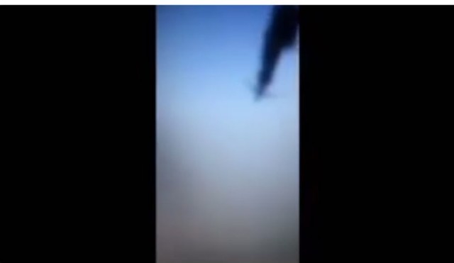 Ảnh chụp từ màn hình video của IS cho thấy một vật thể giống máy bay đang bốc khói trên bầu trời