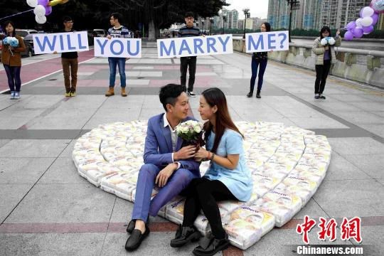 Anh chàng Feng cầu hôn bạn gái bằng 4.500 chiếc tã giấy xếp thành hình trái tim.