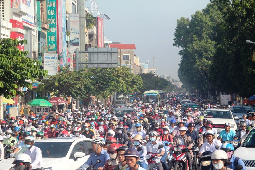 Khoảng 6h20 sáng, nhiều phương tiện đổ về đường Nguyễn Thái Sơn để vào trung tâm TPHCM khiến con đường trở nên kẹt cứng.