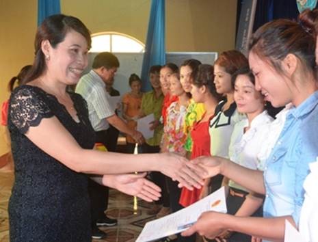 Bà Nguyễn Thị Hồng Loan - Giám đốc Trung tâm GTVL Phụ nữ Yên Bái trao Chứng chỉ học nghề cho các học viên lớp kỹ thuật nấu ăn tại Trung tâm.