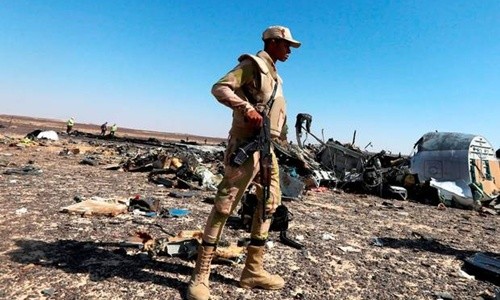 Một binh sĩ Ai Cập đứng canh gác tại hiện trường vụ rơi máy bay Nga trên bán đảo Sinai. Ảnh: Reuters