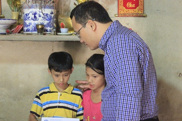 Ông Khuất Việt Hùng trao tặng quà cho gia đình nạn nhân bị tai nạn giao thông.