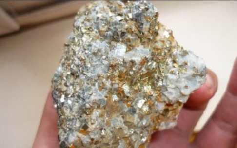 Mẫu vàng thô lẫn trong đá thường thấy ở các mỏ vàng.