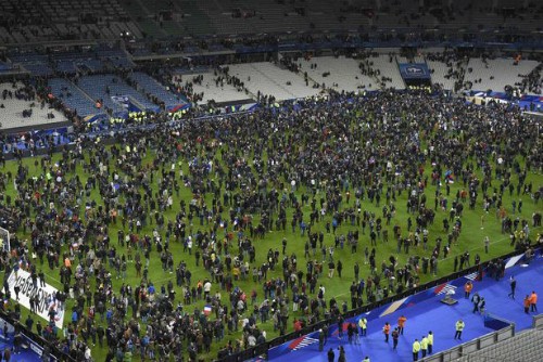 Quang cảnh sân Stade de France cuối trận. Ảnh Reuters.