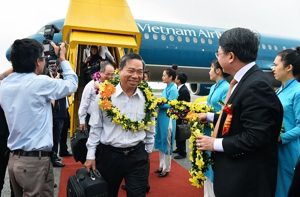 Chào đón những hành khách đầu tiên trên chuyến bay Nha Trang - Hải Phòng.
