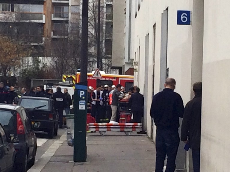 Lực lượng cảnh sát được huy động trước trụ sở toàn soạn báo biếm họa Charlie Hebdo sau vụ xả súng khiến 12 người thiệt mạng ngày 7/1/2015 (Ảnh: AFP)
