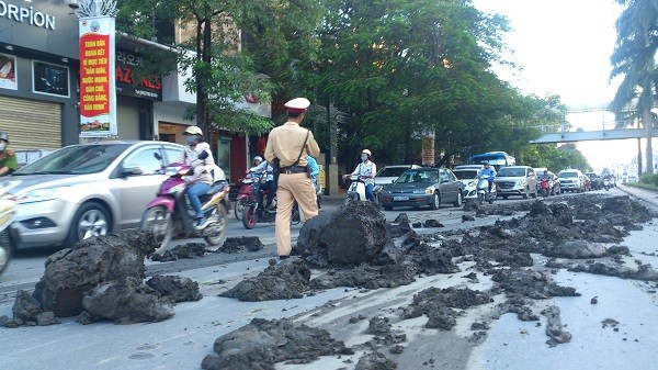 Một lượng bùn lớn bị đổ ra đường khiến tình trạng giao thông ở đường Trần Duy Hưng trở nên hỗn loạn. Ảnh Xuân Ân