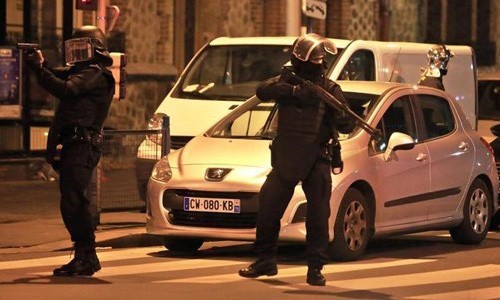 Cảnh sát đấu súng với các nghi phạm khủng bố tại St Denis.