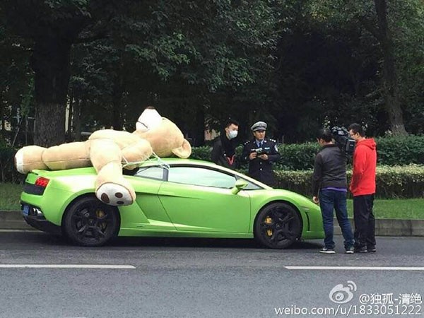 Tân Kiều bị cảnh sát xử phạt vì buộc con gấu bông khổng lồ trên nóc xe.