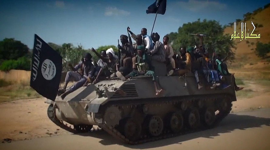 Các chiến binh nhóm phiến quân Boko Haram diễu phố trên một chiếc xe tăng.