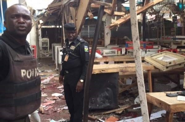 Theo các nhân chứng, vụ đánh bom tự sát kép xảy ra vào lúc 16 giờ (giờ địa phương) tại một khu chợ điện thoại di động đông đúc ở thành phố Kano (Nigeria). 