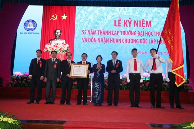 Phó Chủ tịch nước Nguyễn Thị Doan đến dự và trao Huân chương Độc lập hạng Nhất cho trường. 