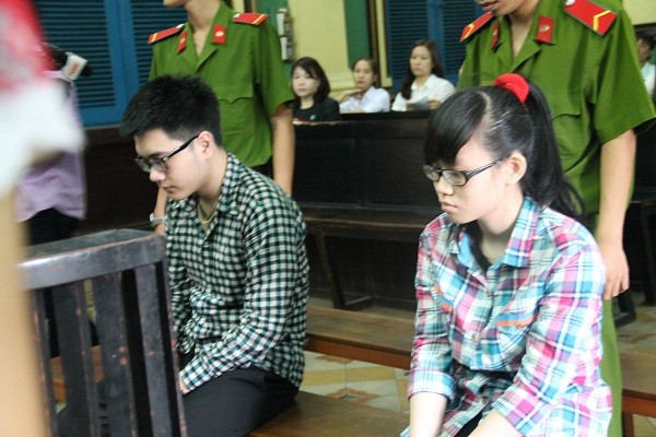 Hai bị cáo Trần Nhật Duy và Đặng Gia Linh tại phiên tòa.