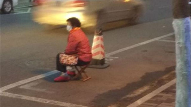 Trang NetEase cho biết, một người đàn ông ở thành phố Nam Kinh, Trung Quốc đã bắt cha mẹ già ngồi ở dưới đường để trông chỗ đỗ xe cho anh ta. 
