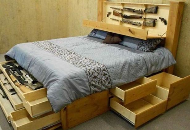 Hình ảnh chiếc giường chứa đầy vũ khí mà Paul Igoe đăng lên mạng.