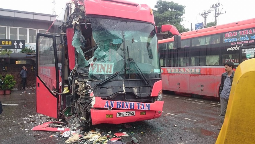 Theo các nhân chứng, vào khoảng 8h20 hôm nay, tại bến xe Nước Ngầm (quận Hoàng Mai, Hà Nội) đã xảy ra một vụ tại nạn nghiêm trọng.