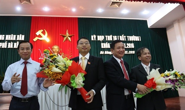 Ông Nguyễn Xuân Anh - Bí thư Thành ủy Đà Nẵng (bìa trái) tặng hoa chúc mừng ông Hồ Kỳ Minh