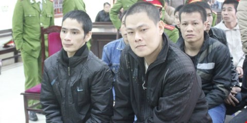 Bị cáo Phan Thanh Tòn và Hồ Sự Cơ tại phiên tòa.