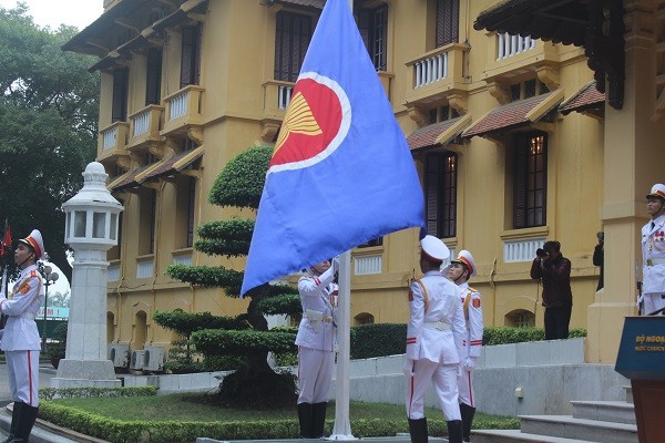 Thượng cờ chào mừng Cộng đồng ASEAN