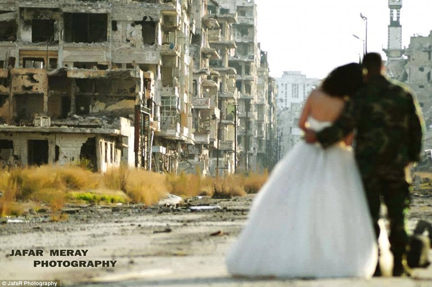 Táo bạo bộ ảnh cưới giữa đống hoang tàn của cặp đôi Syria