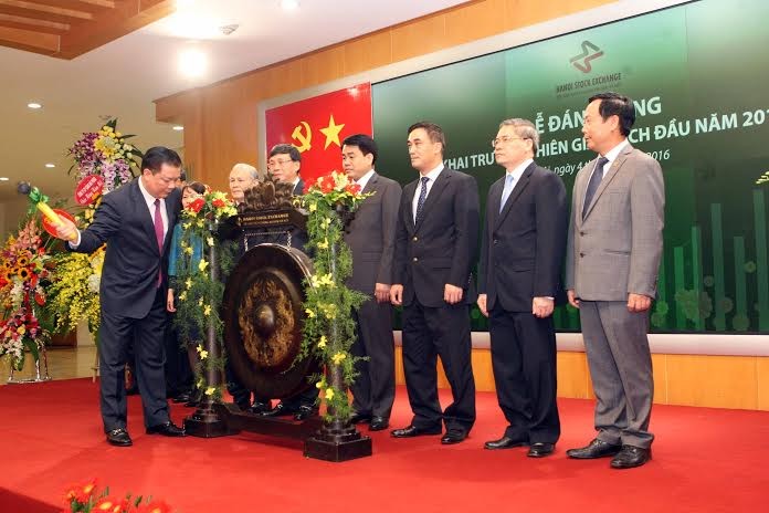 Bộ trưởng Tài chính Đinh Tiến Dũng gióng cồng khai trương phiên mở đầu thị trường chứng khoán Hà Nội đầu năm.