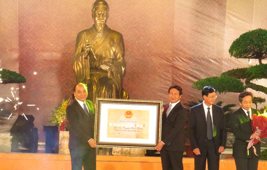 Phó thủ tướng Nguyễn Xuân Phúc trao bằng xếp hạng khu di tích quốc gia đặc biệt cho cho khu di tích Trạng Trình Nguyễn Bỉnh Khiêm