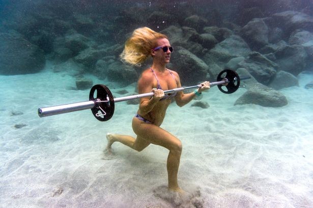 Những bức ảnh này được chụp bởi nhiếp ảnh gia Jessica Ann Keolaonalani Bacerra tại Hawaii. Trong ảnh, cô người mẫu Kathryn Brown mặc một bộ bikini và thong thả tập gym... dưới đáy biển.