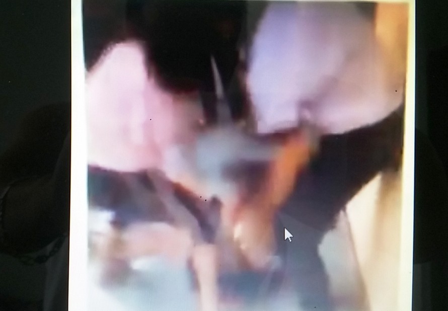 Đoạn clip được xác định do một nữ sinh của trường ghi lại (ảnh chụp từ clip). 