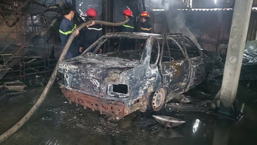 Vào khoảng 10h30, ngọn lửa bất ngờ bùng phát tại khu vực sửa chữa ô tô của gara Quang Văn (số 1 chợ Xanh, Yên Phúc, Phúc La, Hà Đông, Hà Nội). 