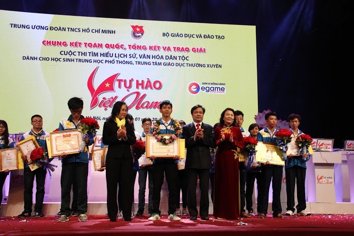 Huỳnh Thanh Thân, học sinh lớp 11 (Khánh Hòa) đạt giải nhất và được trao vòng nguyệt quế cuộc thi “Tự hào Việt Nam” 