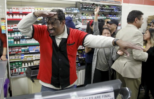 Nhân viên cửa hàng 7-11 ở California vui mừng khi biết tin đã bán một vé số Powerball trúng thưởng. Ảnh: Reuters