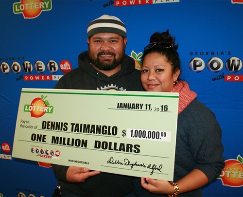 Dennis Taimanglo, 38 tuổi, và vợ nhận một triệu USD tiền thưởng ở công ty xổ số bang Georgia. Tấm vé của anh có 5 con số đầu trùng khớp với dãy số may mắn. 15 người khác ở Mỹ cũng trúng một triệu USD. Ảnh: Wsbtv