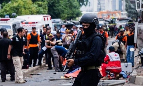 Hiện trường một địa điểm bị tấn công ở thủ đô Jakarta, Indonesia. Ảnh: AP