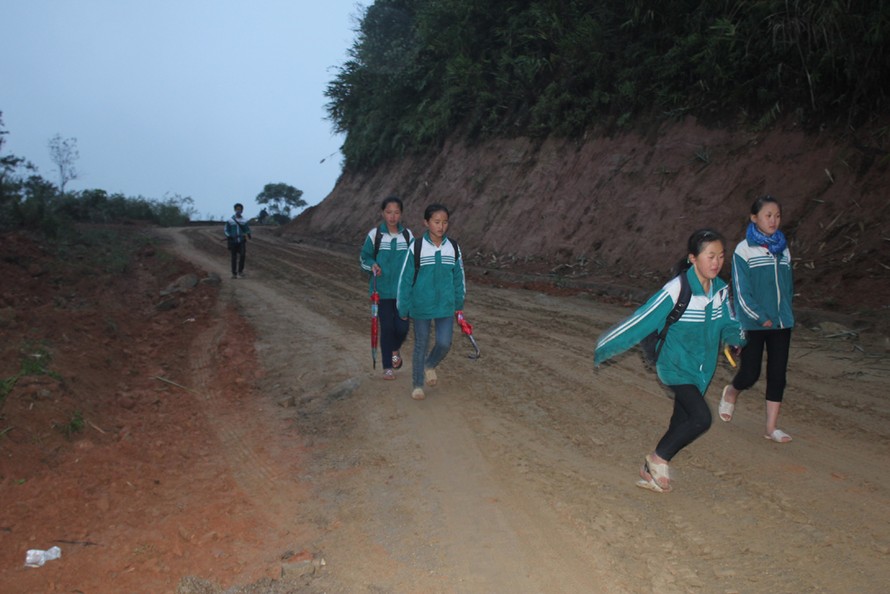 Vào những dịp cuối tuần, các em học sinh Trường THCS Na Ngoi (Kỳ Sơn, Nghệ An) phải vượt hàng chục cây số đường đèo dốc về nhà lấy gạo.