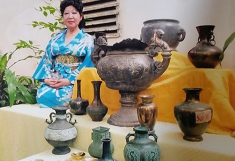 Bà Nam Hương và một số hiện vật cổ trong bộ sưu tập.