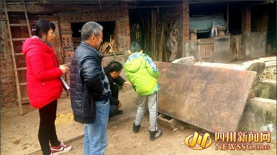 Hàng xóm nhà lão nông Zhangxing tò mò xem tấm bảng gỗ.