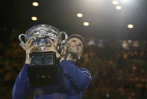 Djokovic bên danh hiệu Australia Mở rộng thứ sáu. Ảnh: Reuters.