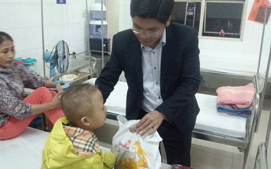 Anh Nguyễn Chí Tài, Bí thư Tỉnh Đoàn TT-Huế, trao quà giao thừa cho bệnh nhi có hoàn cảnh đặc biệt tại Bệnh viện T.Ư Huế. 