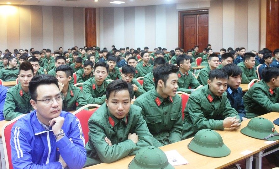 Những chàng trai Hà Thành tình nguyện viết đơn lên đường nhập ngũ.